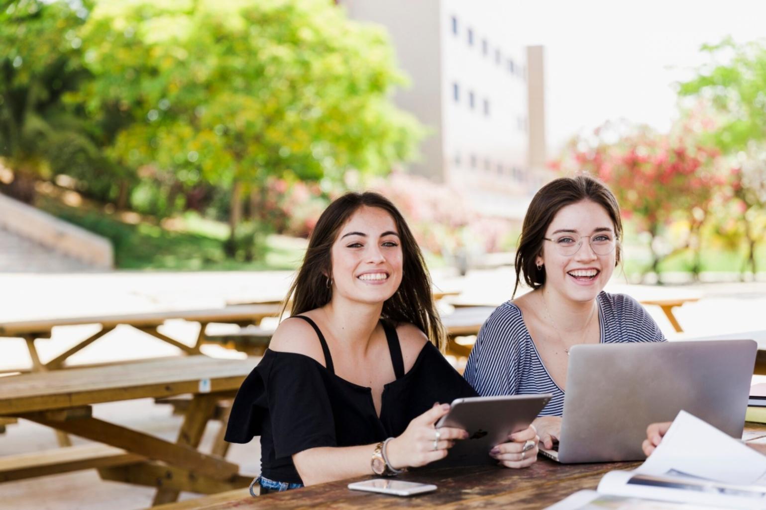 Analyse de données financières sur écran d'ordinateur