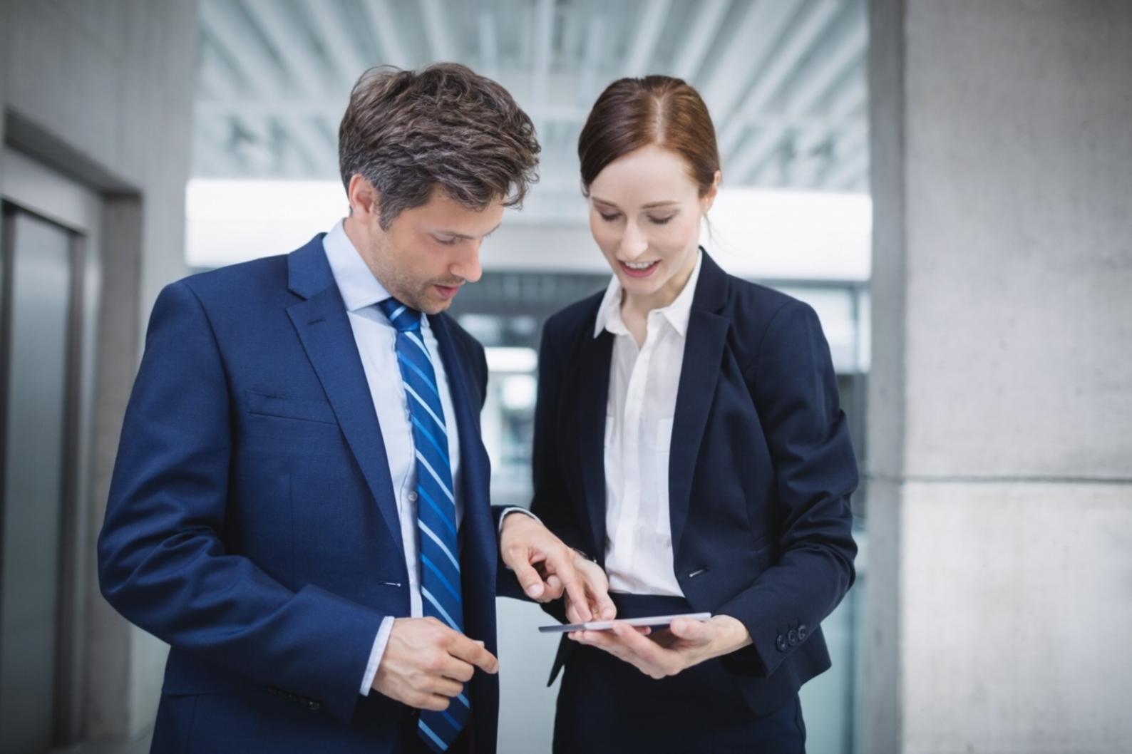 Équipe de travail analysant des données financières en réunion